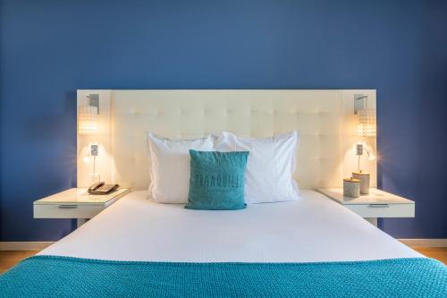 a bedroom with a white bed with a blue ceiling at Zenitude Hôtel Résidences Marseille Saint-Charles in Marseille
