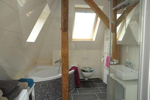 y baño con bañera, aseo y lavamanos. en Ferienwohnung Müller-Wulf, en Schleswig