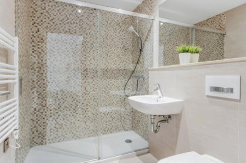y baño con ducha, aseo y lavamanos. en West One Studio Apartments, en Gibraltar