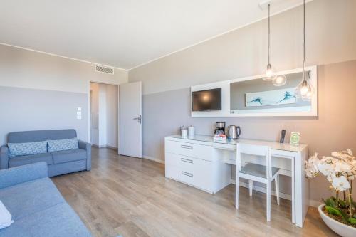 - un salon avec un bureau blanc et un canapé bleu dans l'établissement Zenitude Hôtel Résidences Marseille Saint-Charles, à Marseille