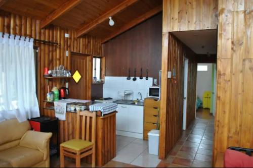eine Küche mit einem Sofa und einem Tisch in einem Zimmer in der Unterkunft Casa Pichidangui, 8 personas. in Quilimarí