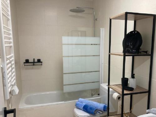 La salle de bains est pourvue d'une douche, de toilettes et d'une baignoire. dans l'établissement Las Terrazas De La Torre Golf Resort - Sueño De Los Hermanos, à Roldán