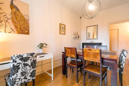 une salle à manger avec une table et des chaises dans l'établissement L'écrin des Ducs, à Dijon