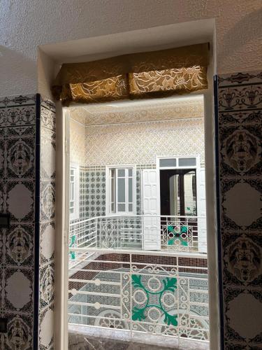 una finestra con vista su un balcone. di Riad Blue Garden a Rabat