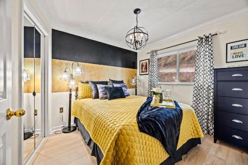 - une chambre avec un lit jaune et un mur noir dans l'établissement Romance in the Smokies by Distinctive Getaways, à Gatlinburg
