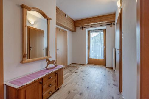 グンダースハイムにあるLissis Bauernhof Appartmentsのバスルーム(木製の洗面化粧台、鏡付)