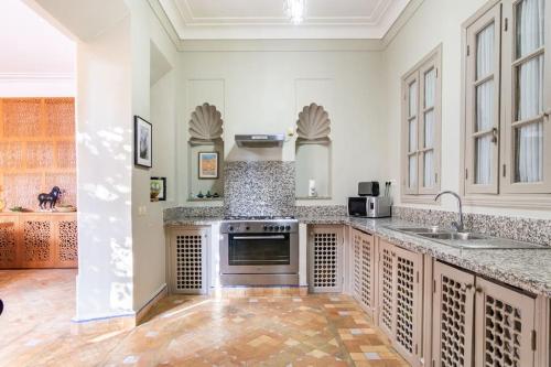 Kuchyň nebo kuchyňský kout v ubytování Villa Pauline with private pool & garden, hotel service and no insight.