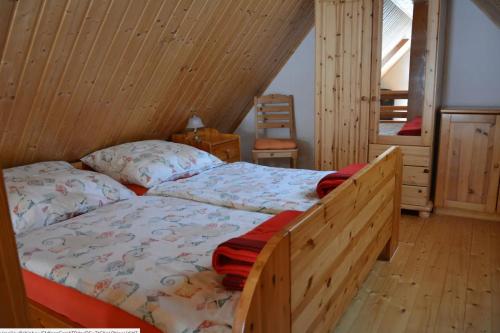 a bedroom with two twin beds in a attic at Ruhiges, sehr schönes Haus/Grundstück in Elbnähe. in Arzberg