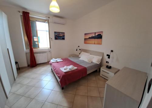 1 dormitorio con 1 cama con 2 toallas en Casa Carlo apartment with parking near the center, en Bari