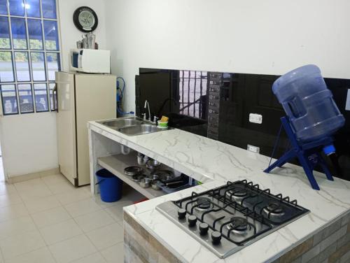 Il comprend une cuisine équipée d'un évier et d'une cuisinière. four supérieur dans l'établissement Apartamento de verano en la Represa del Prado 2 de 2, à Boquerón de Tena