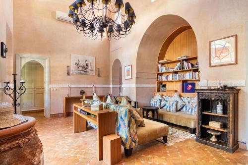 un soggiorno con divano e camino di Villa Pauline with private pool & garden, hotel service and no insight. a Marrakech