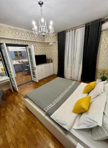 1 dormitorio con 1 cama grande y espejo en Апартаменты MOON APARTMENTS - ZENKOVA 86, en Almaty