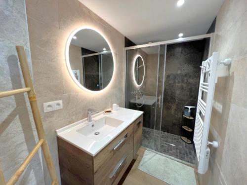 une salle de bain avec un lavabo et un miroir dans l'établissement Marjolaine luxury sea view, by Welcome to Cannes, à Cannes
