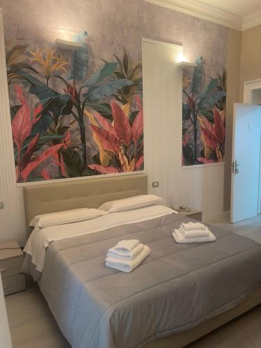 ein Schlafzimmer mit einem großen Bett mit Handtüchern darauf in der Unterkunft B&B Chez Moi in Neapel