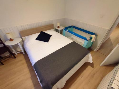 a bedroom with a bed with a blue box on it at Casa do Limoeiro 1 in Valezim