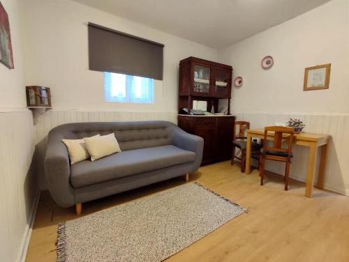 a living room with a couch and a table at Casa do Limoeiro 1 in Valezim