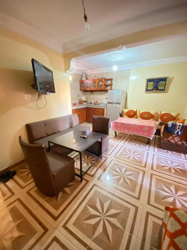 uma sala de estar com um sofá e uma mesa em sandy shores camp appartements em Agadir