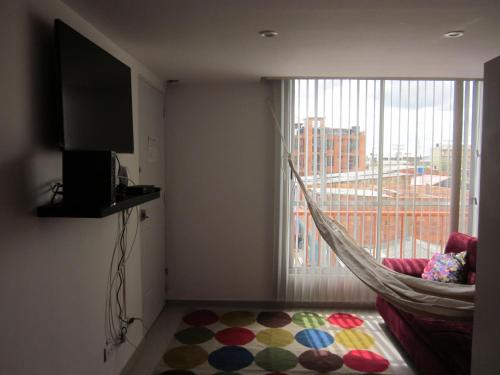 a room with a hammock in front of a window at Apartamento terrazas de cajica in Cajicá