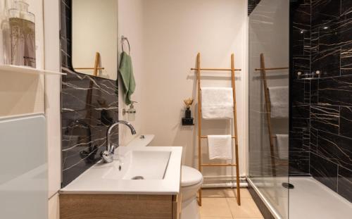 a bathroom with a sink and a toilet and a shower at Cœur de Fontainebleau: Confort, Calme & Haut débit in Fontainebleau