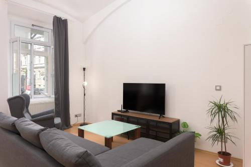 Spacious Austrian Style Apartment close to City Center Landstraße