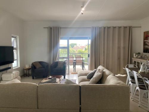 un soggiorno con divano e tavolo di Makyle's Selfcatering Apartment a Windhoek