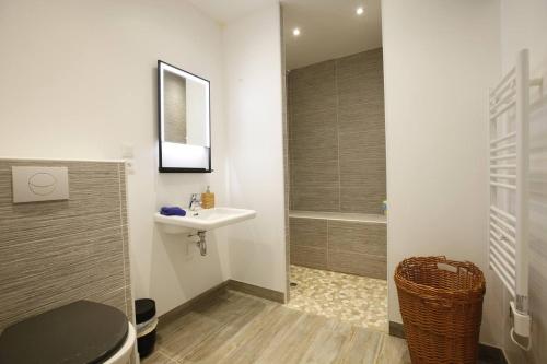 łazienka z umywalką, toaletą i wanną w obiekcie Maison SYRAH w mieście Condrieu