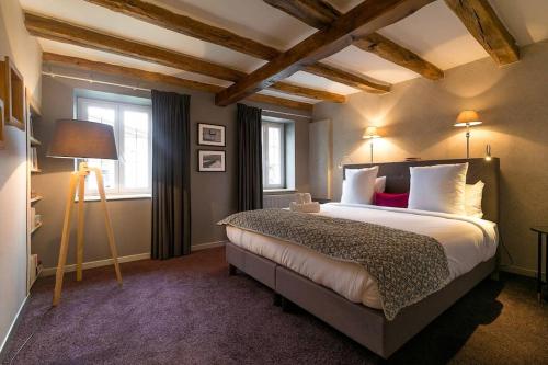 een slaapkamer met een groot bed in een kamer bij Maison Saint Agnan in Ahuy