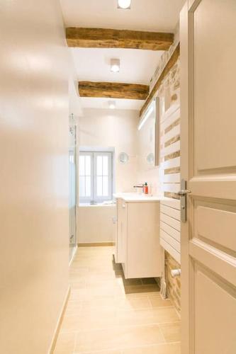 une salle de bain avec un lavabo et des toilettes et une porte dans l'établissement Maison Saint Agnan, à Ahuy