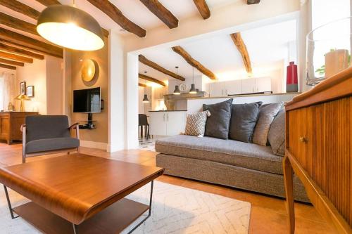 una sala de estar con un sofá y una mesa en Maison Saint Agnan, en Ahuy