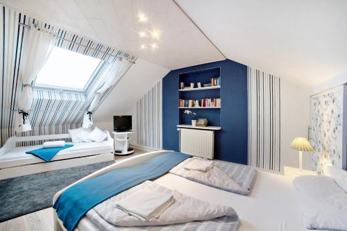 een slaapkamer met blauwe muren en een groot bed bij Haus Ruth in Hörden
