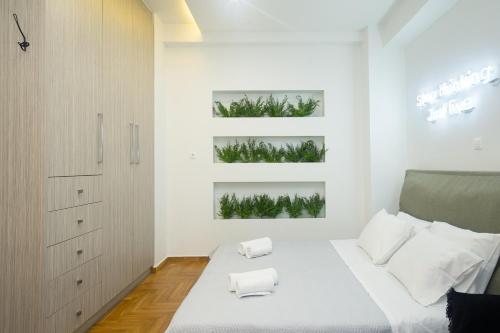 1 dormitorio con 1 cama con 2 toallas en KUKAKI ESTATE 1, en Atenas