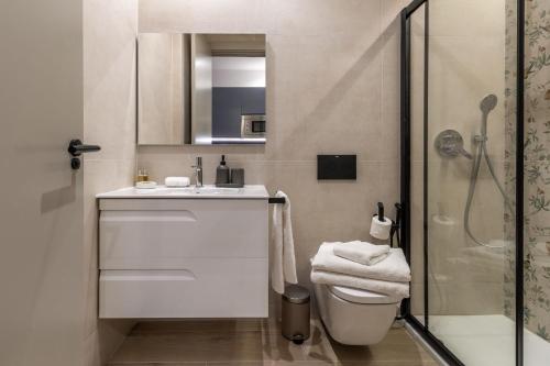 a bathroom with a toilet and a sink and a shower at Bonito Loft en Barrio de Chamberi Quevedo I in Madrid