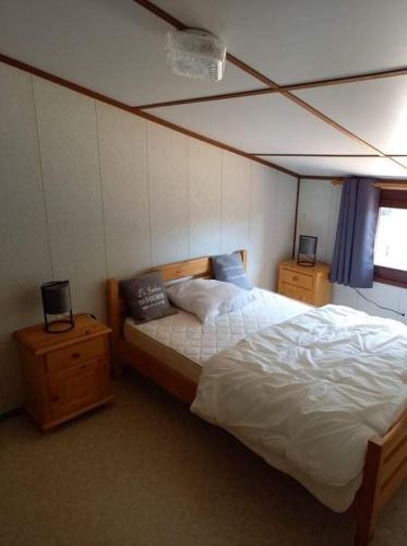 - une chambre avec un lit, 2 tables de nuit et une fenêtre dans l'établissement Villa d'angle spacieuse climatisée étage, clôturée dans domaine PORTES DU SOLEIL, 3 chambres, 7 couchages, wifi, accès payant aux piscines, 400m de la mer de portiragnes plage,LRPDSR6, à Portiragnes