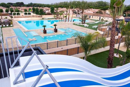 - une vue sur la piscine depuis le balcon du complexe dans l'établissement Villa d'angle spacieuse climatisée étage, clôturée dans domaine PORTES DU SOLEIL, 3 chambres, 7 couchages, wifi, accès payant aux piscines, 400m de la mer de portiragnes plage,LRPDSR6, à Portiragnes