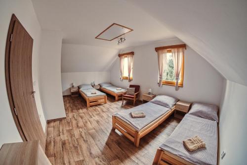 salon z 2 łóżkami i stołem w obiekcie Chata pod Jasanem w mieście Dolní Morava