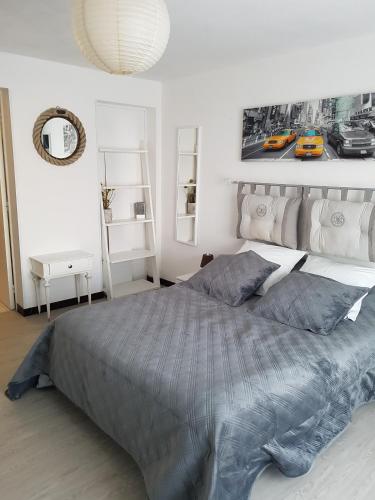 une chambre avec un grand lit et un miroir dans l'établissement Villa Face Mer, à Audresselles