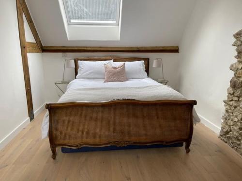 um quarto com uma cama grande e 2 almofadas em The Stable at Thornlea em Axminster