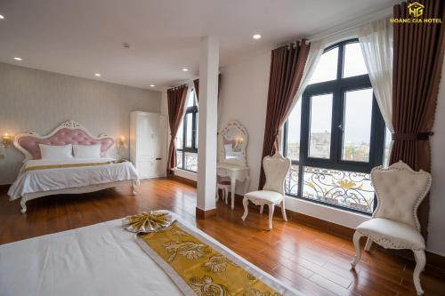 - une grande chambre avec un lit et une grande fenêtre dans l'établissement Hoàng Gia Hotel Tuy Hoà, à Tuy Hoa