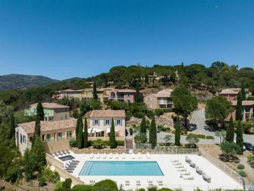 une vue aérienne d'une villa avec piscine dans l'établissement Apartment La Foret, à Grimaud