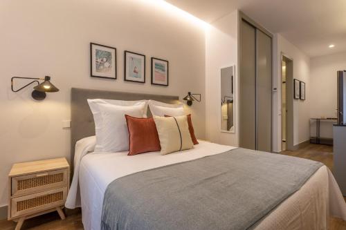 Un pat sau paturi într-o cameră la Small Loft for 2 in Chamberi Quevedo II