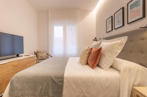 Säng eller sängar i ett rum på Small Loft for 2 in Chamberi Quevedo II