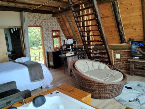 um quarto com uma cama e uma banheira num quarto em Pousada Emerich em Cambará