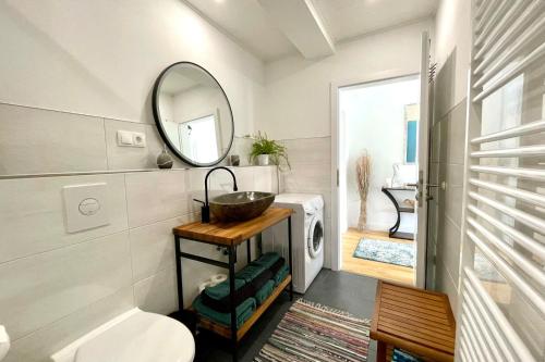 La salle de bains est pourvue d'un lavabo et d'un miroir. dans l'établissement YourFavoriteBed I Zentral, Gemütlich, Perfekt für Entspannung!, à Bremerhaven
