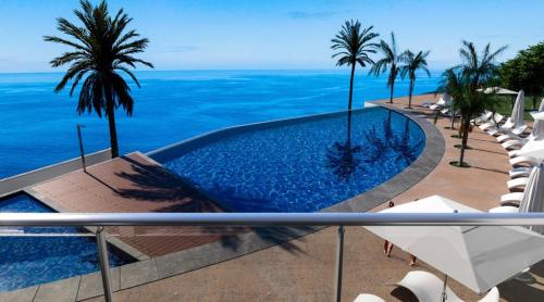 uma piscina com o oceano ao fundo em Madeira Residence Apartment AK5 no Funchal