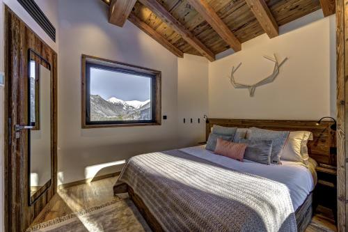 1 dormitorio con cama y ventana en Chalet Silver Forest, en Chamonix-Mont-Blanc