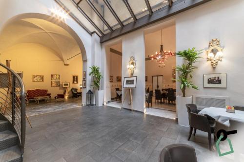 duży pokój ze stołem i krzesłami w budynku w obiekcie HOTIDAY Hotel Firenze Centro we Florencji