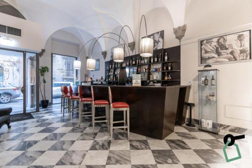 eine Bar in einem Restaurant mit kariertem Boden in der Unterkunft HOTIDAY Hotel Firenze Centro in Florenz