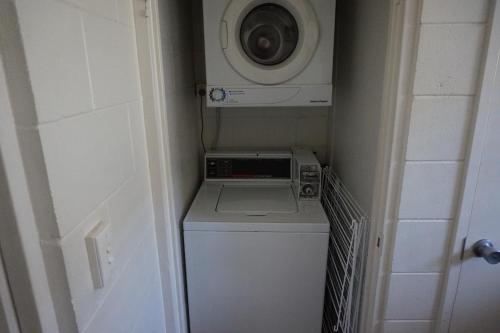 eine Waschmaschine und einen Trockner in einem kleinen Zimmer in der Unterkunft Country Ayr Motel in Ayr