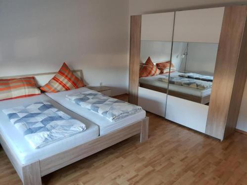 um quarto com uma cama e um espelho em Lea´s Apartment´s em Dortmund