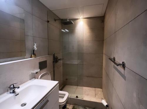een badkamer met een wastafel en een toilet bij The signature premium studio (2) in Accra